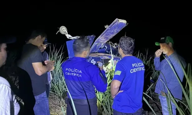 Piloto morre após avião bater em torre de transmissão em Goiás; veja vídeo