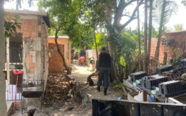 IMAGEM FORTE: Dupla invade casa no Jorge Teixeira e executa jovem a tiros