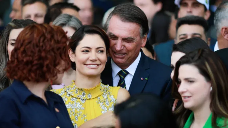 Bolsonaro não vê Michelle em campanha, mas diz que esposa “pensa no Senado”