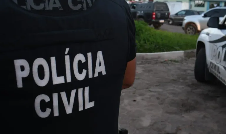 Homem é preso após arrombar apartamento de vizinha armado com faca, em Salvador