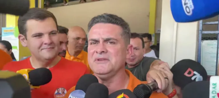 Candidato à reeleição, David Almeida vota na Zona Sul; agradece apoiadores e confirma presença em debates no 2º turno