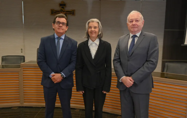 Com ministra Cármem Lúcia, presidente do TRE-AM garante eleições limpas e sem interferências