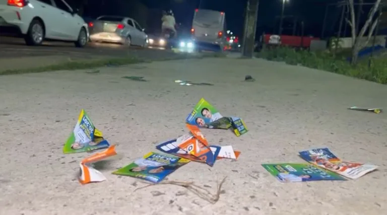 Domingo de eleição em Manaus é marcado por ‘santinhos’ espalhados nas ruas Domingo de eleição em Manaus é marcado por ‘santinhos’ espalhados nas ruas