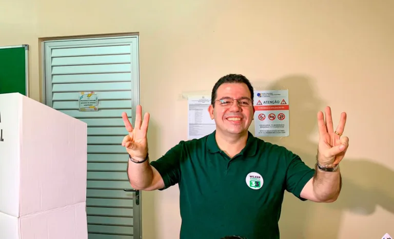 Wilker Barreto vota e relembra dificuldades na campanha: “Ausência de debates e entrevistas”