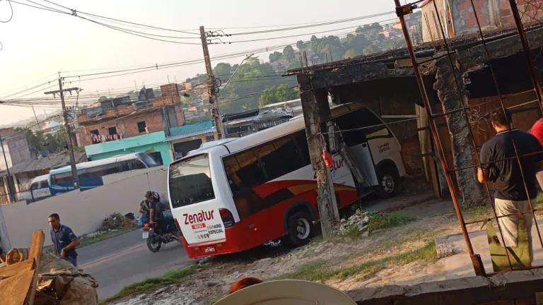 Micro-ônibus perde o controle e invade garagem no bairro Nova Vitória