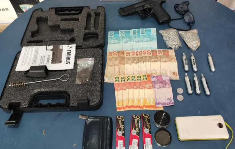 Idoso é preso com arma falsa após ameaçar matar crianças em escola no município de Lábrea, no AM