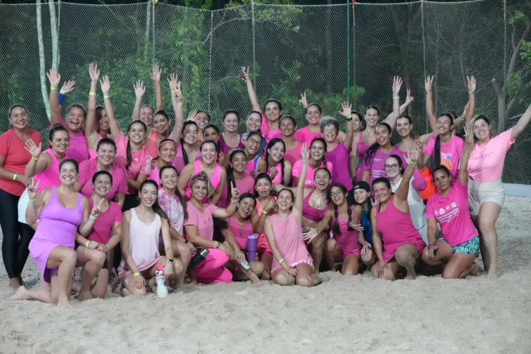 Girlx Only Outubro Rosa reúne 100 mulheres para evento de Beach Tennis em Manaus