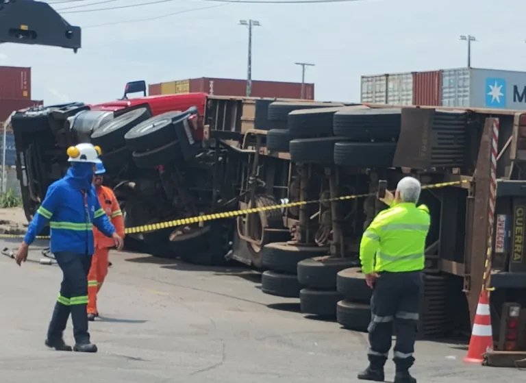 VÍDEO: Carreta tomba na entrada do Porto Chibatão, em Manaus