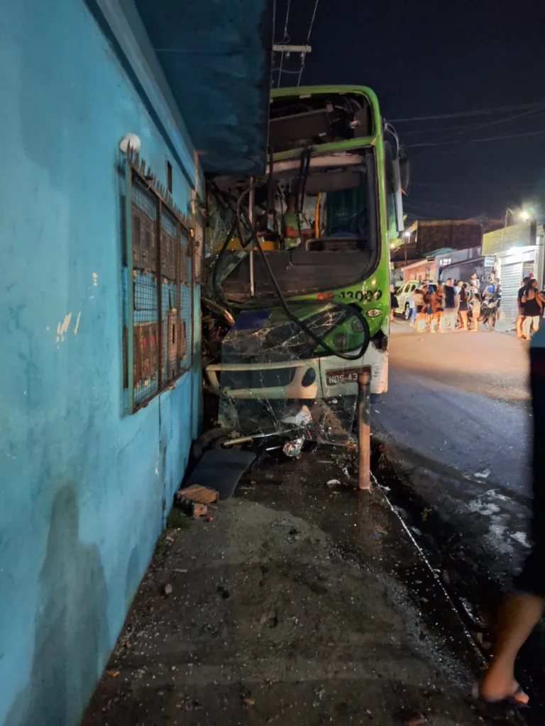 VÍDEOS: Ônibus desgovernado atinge casa e veículos em Manaus