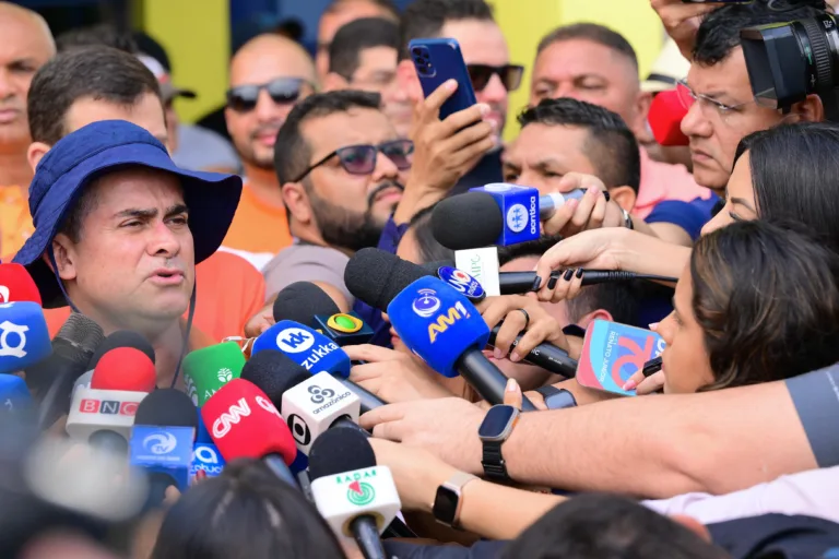 “É a eleição do trabalho contra o nada”, diz David Almeida antes de votar em Manaus