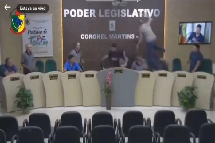 VÍDEO: "Cala a boca, baba-ovo"; sessão no interior de SC termina com confusão entre vereadores