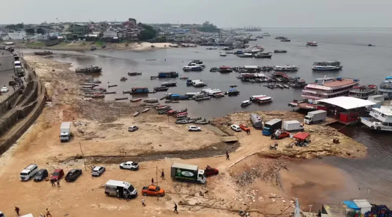 Rio Negro sofre "efeito repiquete" e seca 21 centímetros em 4 dias