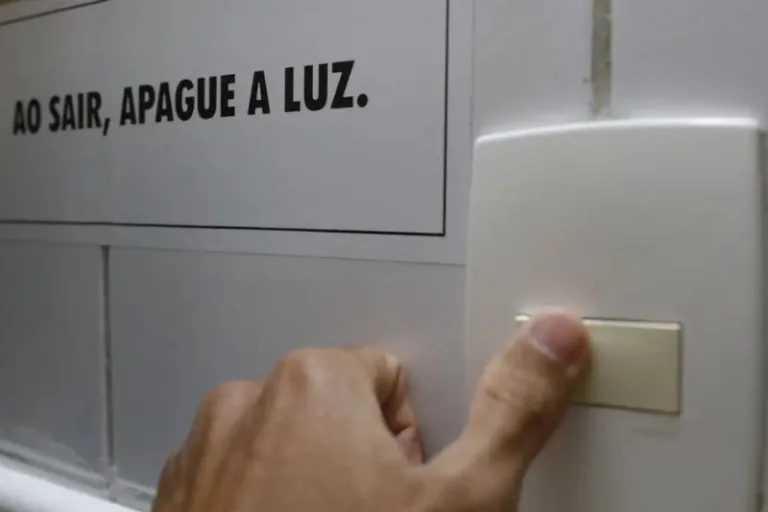 Aneel reduz de vermelha para amarela bandeira tarifária de energia em novembro
