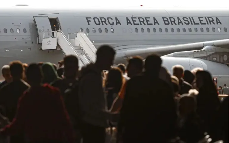 Mais 217 passageiros e cinco animais de estimação vindos do Líbano desembarcaram nesta quinta-feira (10/10) de manhã na Base Aérea
