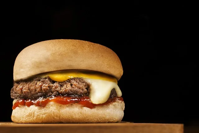 Cebolas são possível causa de intoxicação em hambúrgueres do McDonald’s