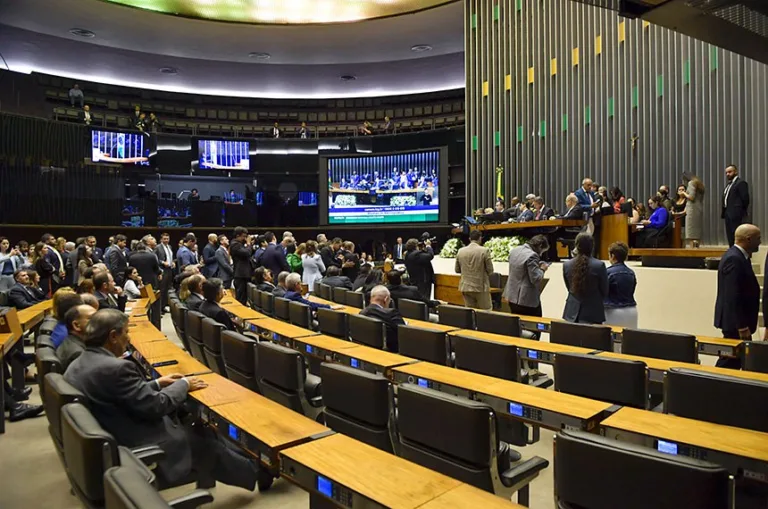 Partidos articulam novas federações para 2026