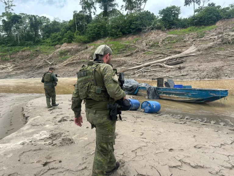 Lancha de narcoguerrilheiros é apreendida durante operação em Codajás