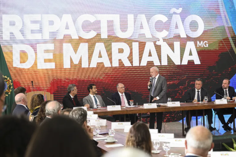 Governo Lula e mineradoras assinam acordo de R$ 132 bilhões por tragédia de Mariana
