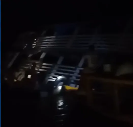 VÍDEOS: Embarcação bate em pedras e naufraga em Manacapuru