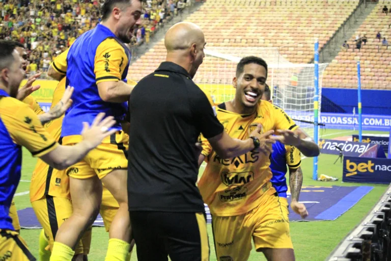 Briga pelo G-4: Miranda, ex-Vasco, se emociona gol da vitória do Amazonas pela Série B Briga pelo G-4: Miranda, ex-Vasco, se emociona gol da vitória do Amazonas pela Série B