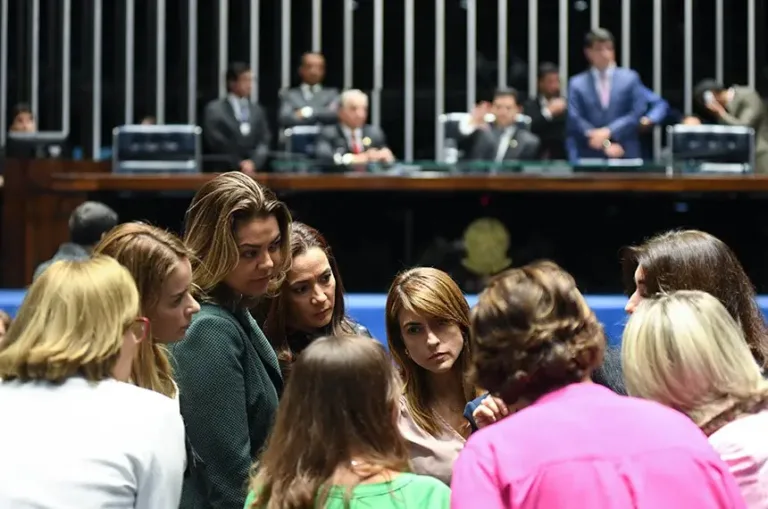 Candidaturas femininas nas eleições municipais foram desrespeitadas em 700 municípios, diz estudo