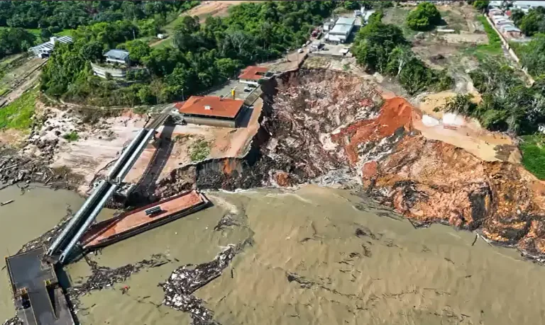 Desbarrancamento em Manacapuru: Bombeiros confirmam uma morte; Governo do Amazonas e Marinha enviam reforços