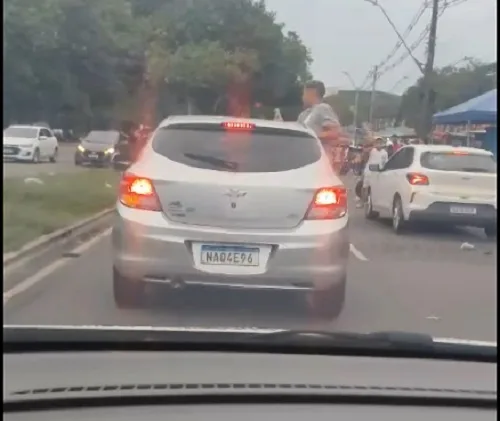 VÍDEO: homem se exibe com parte do corpo para fora de carro no ‘Calçadão’ de Manaus