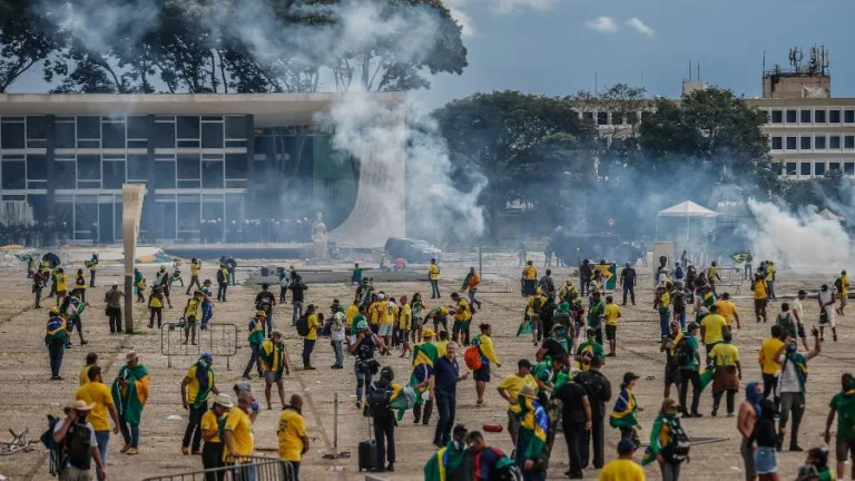 Maioria dos brasileiros é contra anistia aos envolvidos no 8/1, diz pesquisa Quaest