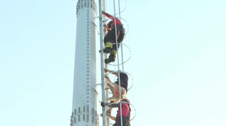 Criminoso fica preso no alto de torre ao tentar furtar fios, em Manaus