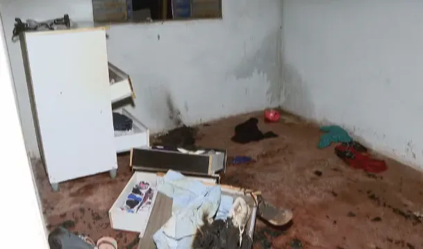 Homem é preso suspeito de atear fogo em casa após trancar 3 crianças e cachorro dentro