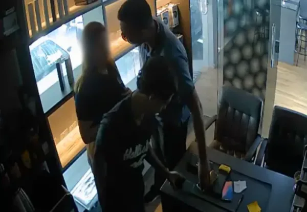 VÍDEO: Criminosos armados invadem loja e aterrorizam funcionária no Parque 10, em Manaus