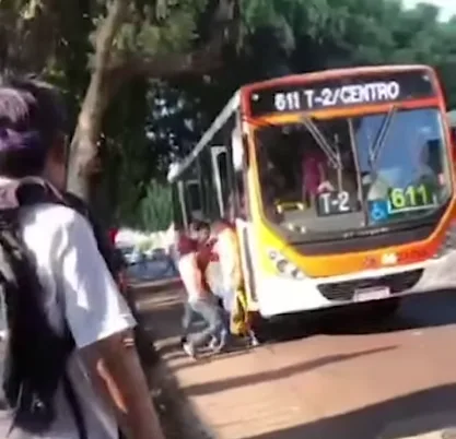 VÍDEO: Bandido tenta assaltar ônibus e escapa de ser linchado por passageiros em Manaus