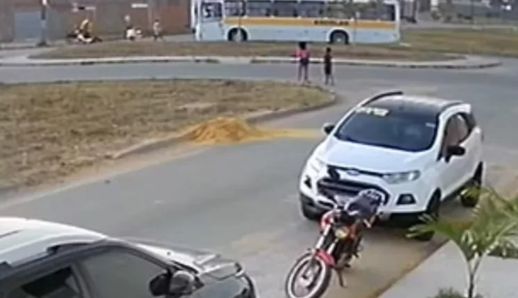 VÍDEO: Duas crianças são atropeladas por adolescente em moto no interior de Alagoas