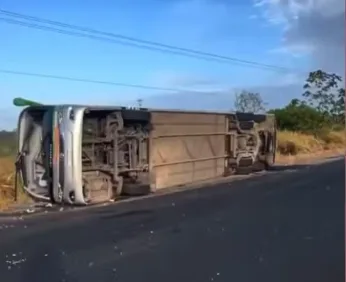 VÍDEO: Ônibus tomba e deixa 4 mortos e 11 feridos na Bahia