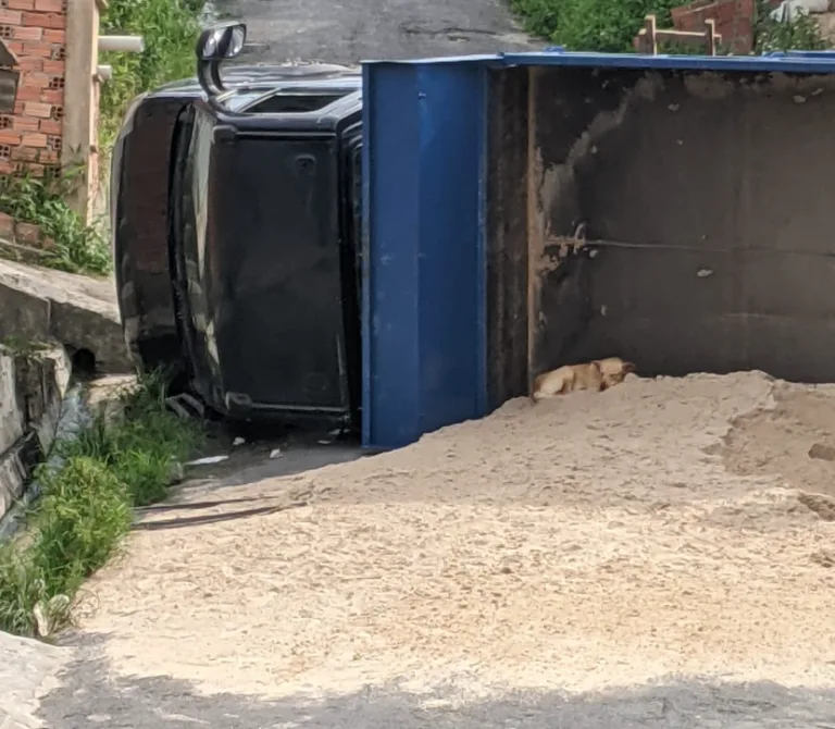 VÍDEO: Caçamba carregada com areia tomba ao tentar subir ladeira no Alfredo Nascimento