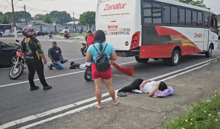 VÍDEOS: Acidente entre micro-ônibus e moto deixa dois irmãos feridos na Avenida das Torres