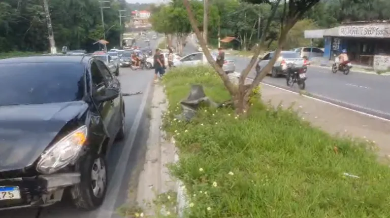 VÍDEOS: Carros colidem em cruzamento na ladeira do IML, em Manaus