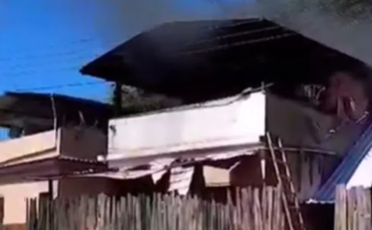 Menino de 8 anos morre após ficar sozinho e casa pega fogo, em MG; pai é preso