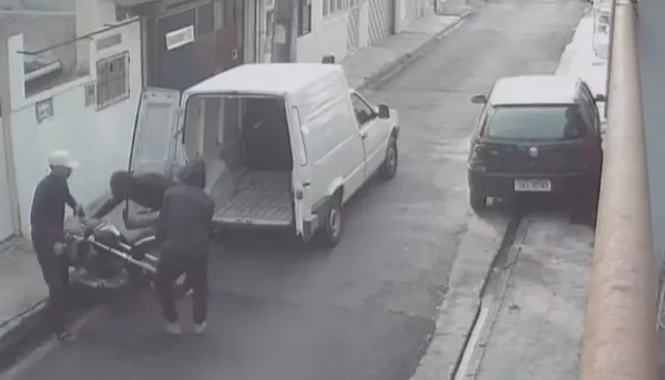 VÍDEO: Criminosos audaciosos furtam motocicleta e colocam dentro de van em Manaus