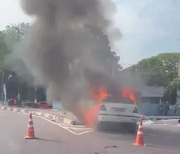URGENTE: Carro pega fogo na bola do Coroado; veja vídeo