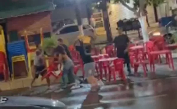 VÍDEO: Briga de casal termina com socos, gritos e cadeiradas em bar, no DF