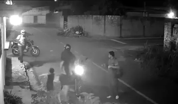 VÍDEO: Criminosos em moto aterrorizam moradores durante assalto no Santa Etelvina