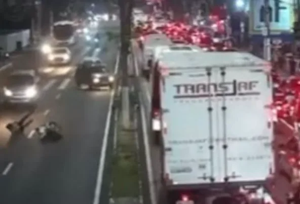 VÍDEO: Motociclista e garupa caem na Av. Constantino Nery e quase são esmagados por carros