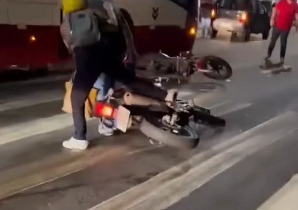 VEJA VÍDEO: Motociclista vai parar debaixo de ônibus após derrapar em óleo na Av. Constantino Nery
