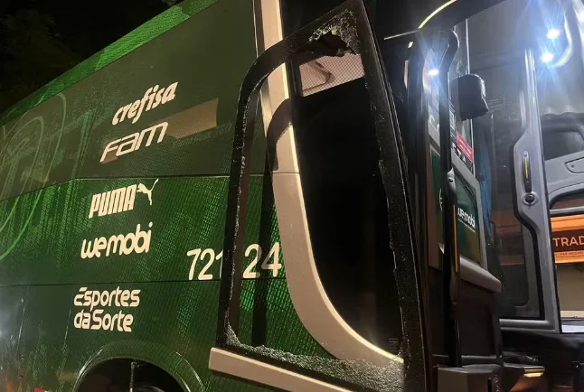 Ônibus do time feminino do Palmeiras é apedrejado em São Paulo