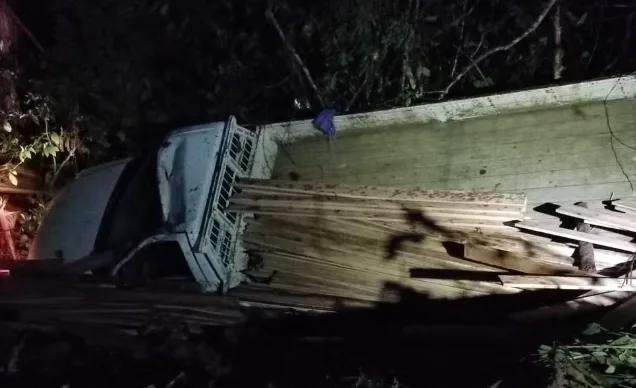 Caminhão que saiu do Amazonas tomba e mata jovem esmagado no Acre