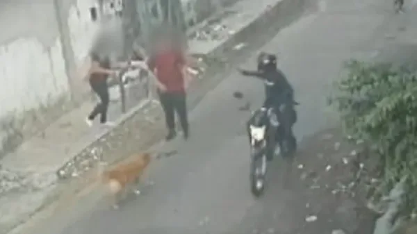 VÍDEO: Estudantes são surpreendidos e assaltados a caminho de escola em Manaus
