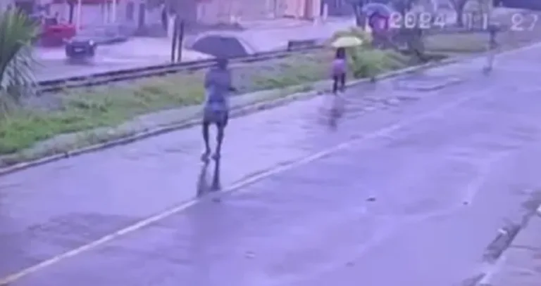 VÍDEO: Menina de 12 anos cai em bueiro e desaparece na Bahia