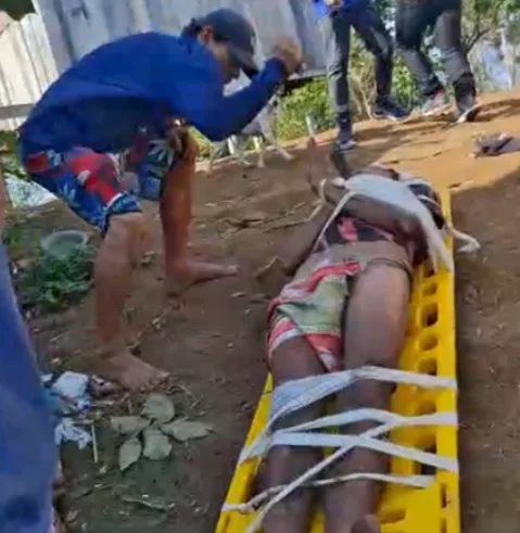 IMAGENS FORTES: Criminoso volta e ‘esfaqueia’ homem ferido que era resgatado em maca