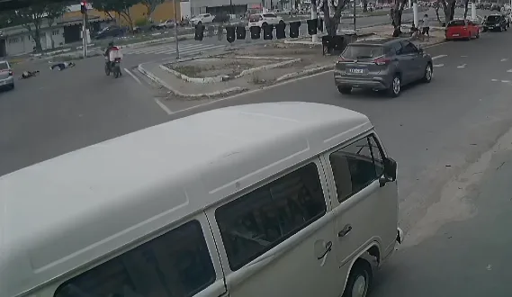 VÍDEO: carro avança sinal vermelho e arremessa casal em moto na Cidade Nova